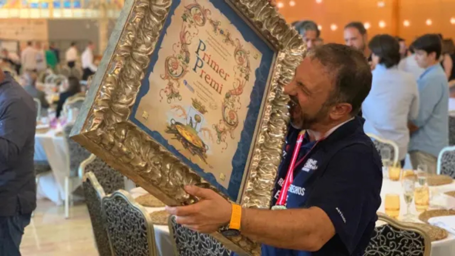 David Domingo celebra el primer premio de Fuente Cerrada en el Concurso Internacional de Paella Valenciana de Sueca, 2019